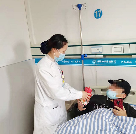 溫情平安夜！成都癲癇病醫院為患者送蘋果傳遞“平安”祝福！